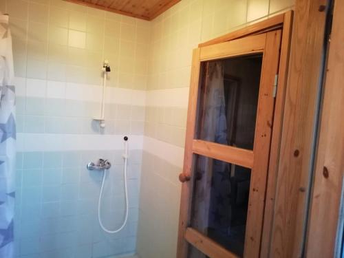 Kylpyhuone majoituspaikassa Tikkamäki