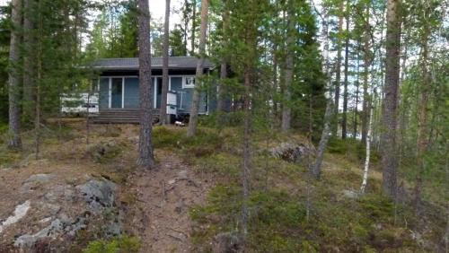 une maison sur une colline dans les bois dans l'établissement Tikkamäki, à Orivesi