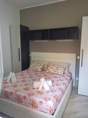 a bed with two stuffed animals laying on it at Residenza Lumière in Termoli