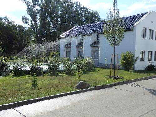 a house with a water hose in front of a house at Zur Saale in Weißenfels