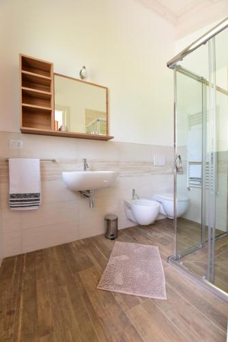 a bathroom with two sinks and a mirror at La Cerqua in Arcevia