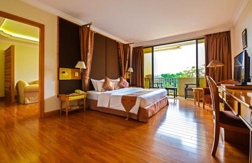 Angkor Century Resort & Spa tesisinde bir odada yatak veya yataklar