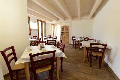 a restaurant with tables and chairs in a room at La Cerqua in Arcevia