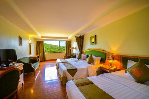 um quarto de hotel com duas camas e uma televisão em Angkor Century Resort & Spa em Siem Reap