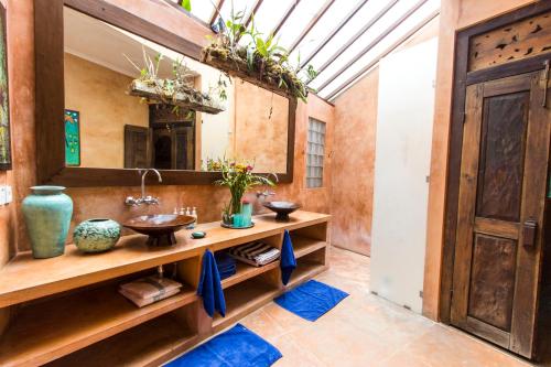 La salle de bains est pourvue de 2 lavabos et d'un miroir. dans l'établissement Villa Jeruk II 2 Bedrooms Umalas Canggu, à Canggu