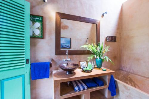 La salle de bains est pourvue d'un lavabo et d'un miroir. dans l'établissement Villa Jeruk II 2 Bedrooms Umalas Canggu, à Canggu