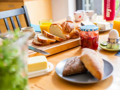 einen Tisch mit Brot und Käse und eine Platte Brot in der Unterkunft Bed and Breakfast Oase im Seetal in Gelfingen