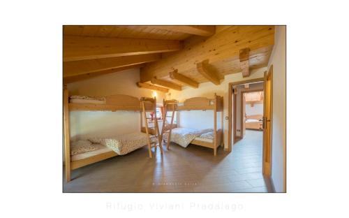 Bunk bed o mga bunk bed sa kuwarto sa Rifugio Viviani Pradalago