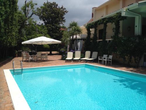 Bazén v ubytování Villa Glicini nebo v jeho okolí