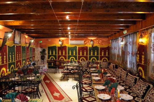 ルシヨン・アニゼールにあるL'Acilyaのテーブルと椅子が備わるレストラン
