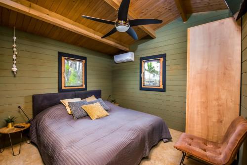 Schlafzimmer mit einem Bett und einem Deckenventilator in der Unterkunft Bonaire Boutique Resort in Kralendijk