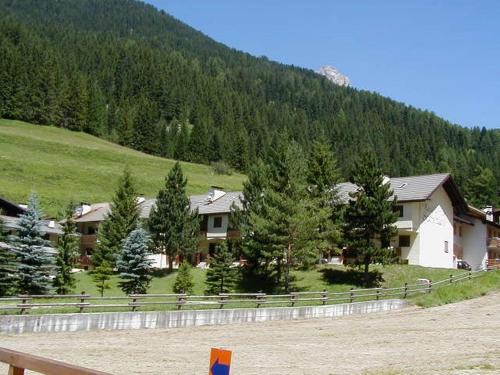 a house in the middle of a field with trees at Scorpion in Mazzin