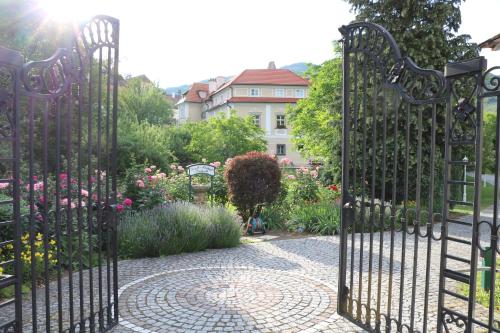 a gate to a garden with flowers and plants at Barock-Landhof Burkhardt in Spitz