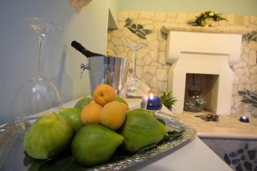 a plate of fruit on a counter in a kitchen at Relais Parallelo 41 in Vieste