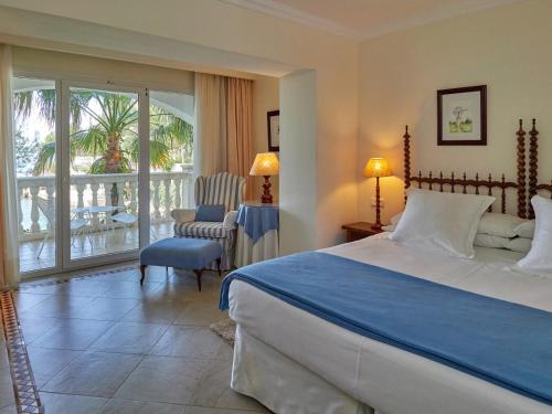 ein Schlafzimmer mit einem großen Bett und einem Balkon in der Unterkunft Hotel Bon Sol Resort & Spa in Illetas