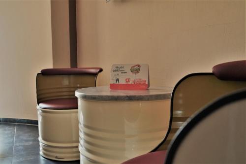 a waiting room with two chairs and a counter at Themenhotel 50's Ville Motel in Chemnitz