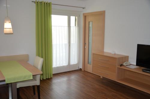 Obermaratscher Apartments Residenceにあるテレビまたはエンターテインメントセンター