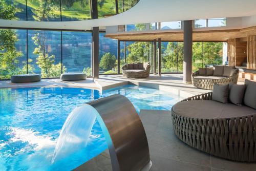einen Pool mit Bergblick in der Unterkunft Hotel Panorama in Schenna