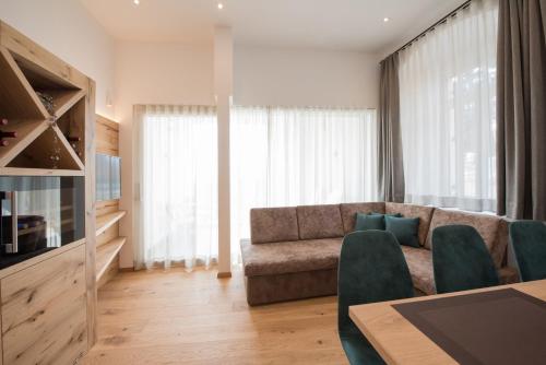 カルダーロにあるApartments Windeggのソファとテーブルのあるリビングルーム