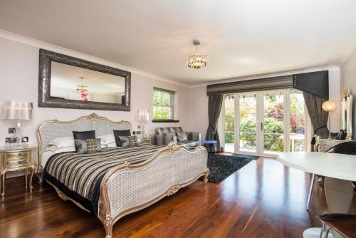 Katil atau katil-katil dalam bilik di Windermere Suites