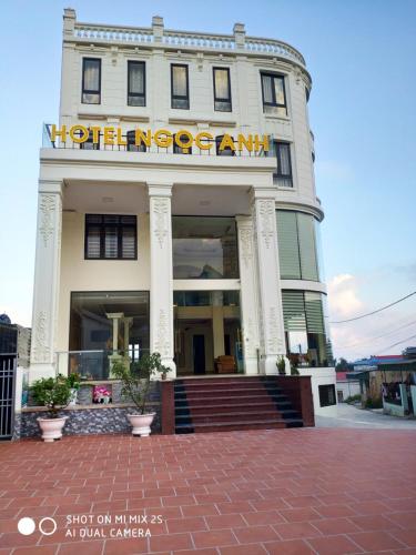 um edifício com uma placa na frente dele em Hotel Ngoc Anh - Van Don em Quang Ninh