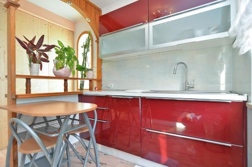 Kuchyňa alebo kuchynka v ubytovaní Apartments Peroj 959