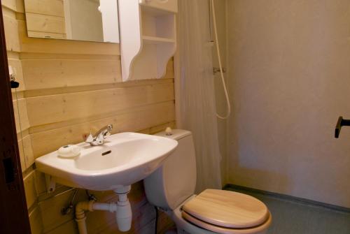 een badkamer met een witte wastafel en een toilet bij Hafjell Hytter Sørlia in Hafjell