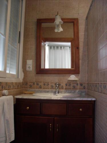 a bathroom with a sink and a mirror at Hostal Rural El Padul in Padul