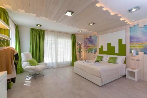 1 dormitorio con 1 cama blanca y 1 silla en Ca' de la Fonte en Venecia