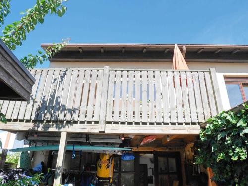 eine Holzterrasse auf einem Haus in der Unterkunft Haus - Heike in Warnemünde