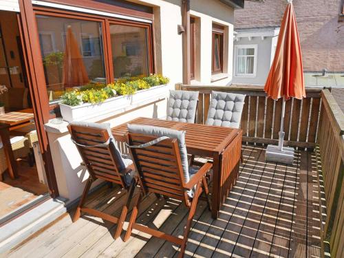 una terraza con mesa, sillas y sombrilla en Haus _ Heike, en Warnemünde