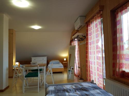 Schlafzimmer mit einem Bett, einem Tisch und einem Schreibtisch in der Unterkunft Slovenia Resort apartments & rooms in Radomlje