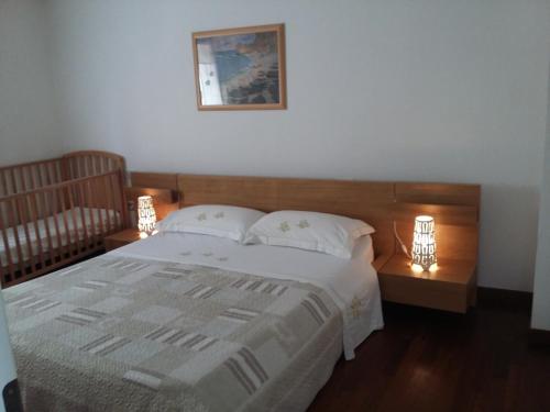 um quarto com uma cama e duas luzes nas mesas em SEA STAR Holidays House - Beach 150 m - Private parking em Pescara