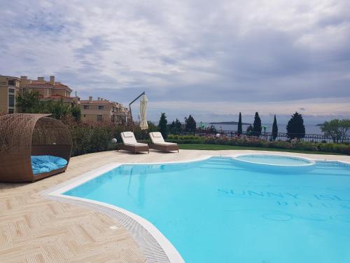 The swimming pool at or close to Sea Garden Delux