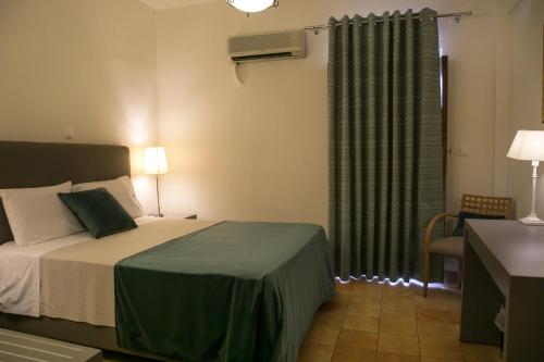 Una cama o camas en una habitación de Kastro Maini