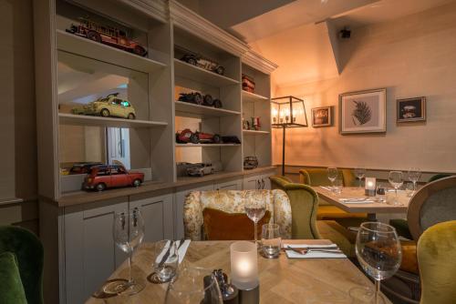 Un lugar para sentarse en The Three Swans Hotel, Hungerford, Berkshire - The Coaching Inn Group