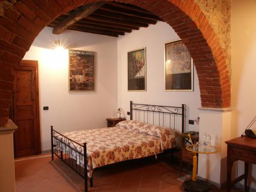 a bedroom with a bed in a room with an arch at Galleria Ars Apua in Carrara
