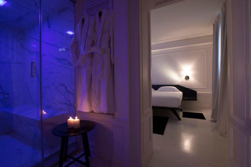 Un ou plusieurs lits dans un hébergement de l'établissement Palazzo Paruta & Wellness Suites