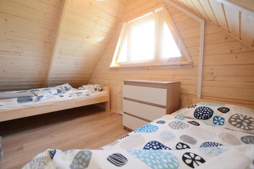 Ένα ή περισσότερα κρεβάτια σε δωμάτιο στο Domek rodzinny