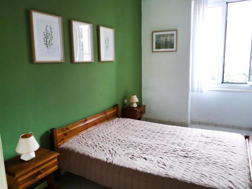 Postel nebo postele na pokoji v ubytování cozy apartment in Nafplio old town