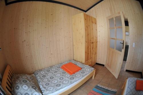 A bed or beds in a room at Tawerna Pod Kotwicą pokoje i domy wakacyjne
