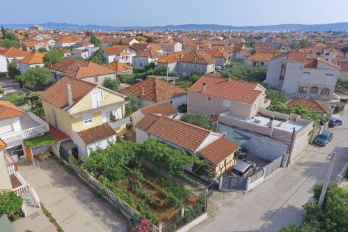 una vista aérea de una ciudad con casas en Apartments Krolo, en Zadar