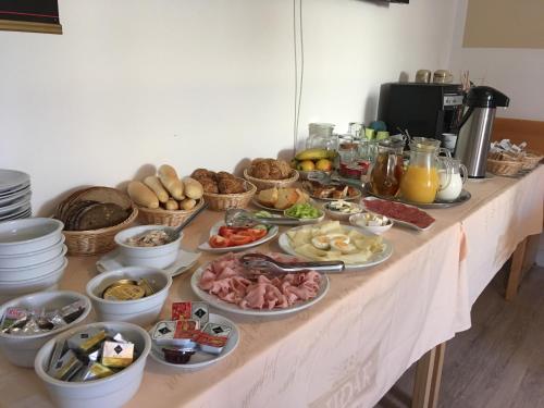 un buffet de comida en una mesa en Penzion Sole Bučovice, en Bučovice
