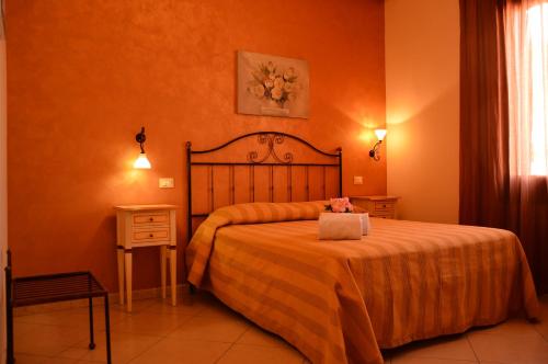 una camera da letto con un letto con una borsa sopra di Attinia a San Vito lo Capo