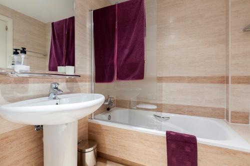 a bathroom with a sink and a bath tub at ARGANZUELA in Madrid