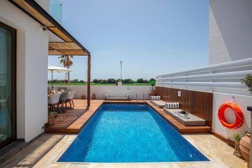 Πισίνα στο ή κοντά στο Chris Le Mare Luxury Villa