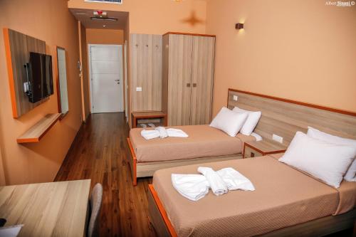 TV a/nebo společenská místnost v ubytování Arc Hotel Tirana