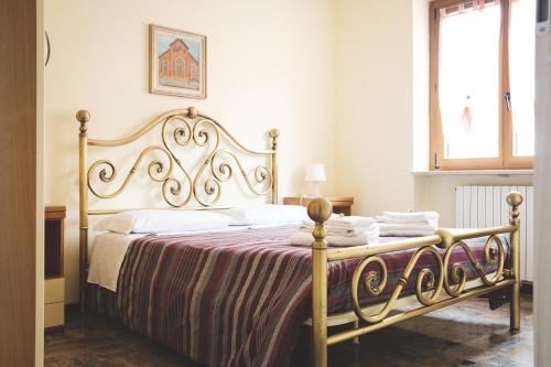 セリーナにあるResidence La Sirenaのベッドルーム1室(木枠の大型ベッド1台付)