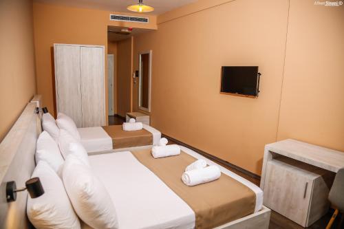 TV a/nebo společenská místnost v ubytování Arc Hotel Tirana