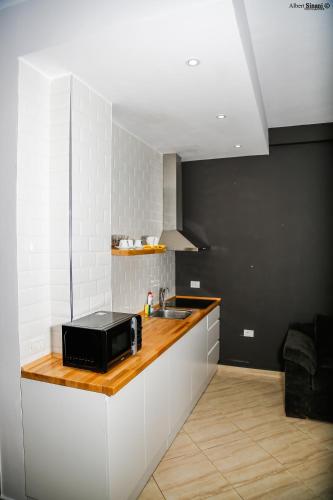 Kuchyň nebo kuchyňský kout v ubytování Arc Hotel Tirana